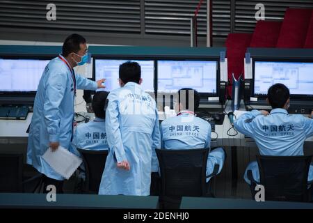 (201201) -- PEKING, 1. Dezember 2020 (Xinhua) -- Technische Mitarbeiter arbeiten im Beijing Aerospace Control Center (BACC) in Peking, Hauptstadt von China, 1. Dezember 2020. Chinas Chang'e-5-Raumschiff landete erfolgreich auf der nahen Seite des Mondes am späten Dienstag und schickte Bilder zurück, teilte die China National Space Administration (CNSA) mit. Um 11:11 Uhr landete das Raumschiff auf dem vorgewählten Landegebiet in der Nähe von 51.8 Grad westlicher Länge und 43.1 Grad nördlicher Breite, sagte die CNSA. Während des Landevorgangs machten die Kameras an Bord des Landers Bilder vom Landegebiet, sagte die CNSA. (CNSA/ Stockfoto