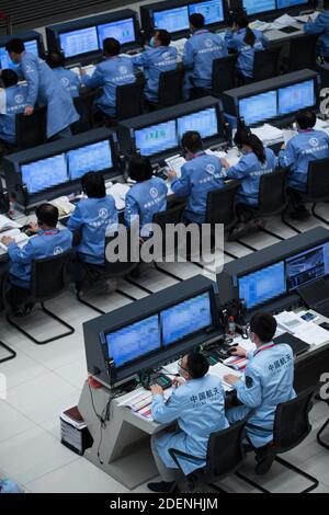 (201201) -- PEKING, 1. Dezember 2020 (Xinhua) -- Technische Mitarbeiter arbeiten im Beijing Aerospace Control Center (BACC) in Peking, Hauptstadt von China, 1. Dezember 2020. Chinas Chang'e-5-Raumschiff landete erfolgreich auf der nahen Seite des Mondes am späten Dienstag und schickte Bilder zurück, teilte die China National Space Administration (CNSA) mit. Um 11:11 Uhr landete das Raumschiff auf dem vorgewählten Landegebiet in der Nähe von 51.8 Grad westlicher Länge und 43.1 Grad nördlicher Breite, sagte die CNSA. Während des Landevorgangs machten die Kameras an Bord des Landers Bilder vom Landegebiet, sagte die CNSA. (CNSA/ Stockfoto