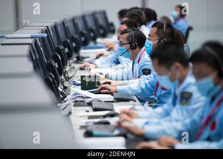 (201201) -- PEKING, 1. Dezember 2020 (Xinhua) -- Technische Mitarbeiter arbeiten im Beijing Aerospace Control Center (BACC) in Peking, Hauptstadt von China, 1. Dezember 2020. Chinas Chang'e-5-Raumschiff landete erfolgreich auf der nahen Seite des Mondes am späten Dienstag und schickte Bilder zurück, teilte die China National Space Administration (CNSA) mit. Um 11:11 Uhr landete das Raumschiff auf dem vorgewählten Landegebiet in der Nähe von 51.8 Grad westlicher Länge und 43.1 Grad nördlicher Breite, sagte die CNSA. Während des Landevorgangs machten die Kameras an Bord des Landers Bilder vom Landegebiet, sagte die CNSA. (Xinhu Stockfoto