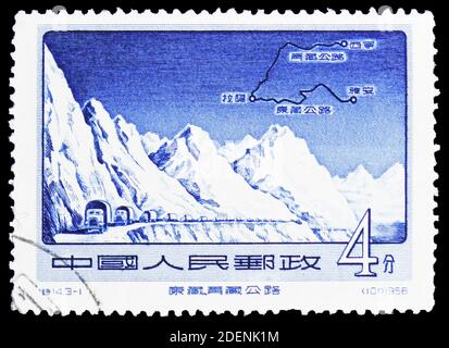 MOSKAU, RUSSLAND - 28. JUNI 2020: Briefmarke gedruckt in China zeigt LKW, Berge, Autobahnkarte, Sikang-Tibet und Chinghai-Tibet Highways Serie, c Stockfoto