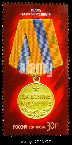 MOSKAU, RUSSLAND - 28. MAI 2020: Die in Russland gedruckte Briefmarke zeigt die Medaille "für die Eroberung von Budapest", 70. Jahrestag des Sieges im Großen Patrioten Stockfoto
