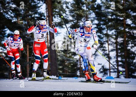 Die Schwedin Charalotte Kalla führt die norwegische Marit Bjørgen (Bjorgen, Bjoergen) bei den FIS Nordischen Ski-Weltmeisterschaften 2017 in Lahti, Finnland, im 30-K an. Stockfoto