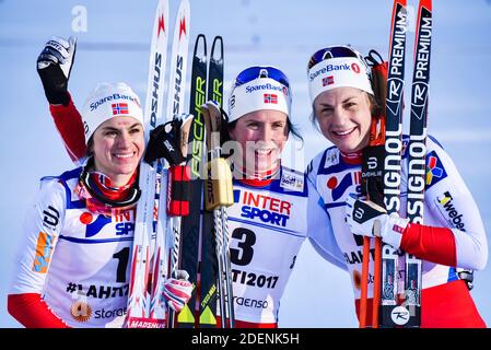 Norwegian Marit Bjørgen (Mitte) nach 30-K-Sieg bei den Weltmeisterschaften 2017, Lahti, Finnland.(L) Heidi Weng. (R) Astrid Uhrenholdt Jacobsen. Stockfoto