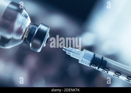 Spritze zieht den Impfstoff aus der Ampulle. Coronavirus und Grippe heilen. Nahaufnahme Stockfoto