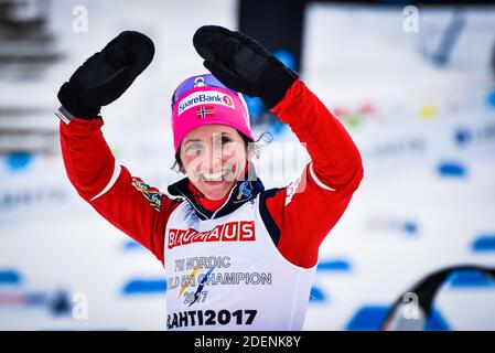 Marit Bjørgen (Bjoergen), norwegisches Damen-Ski-Team, nach dem Gewinn des 10-K-Klassikers bei den FIS Nordischen Ski-Weltmeisterschaften 2017 in Lahti, Finnland. Stockfoto