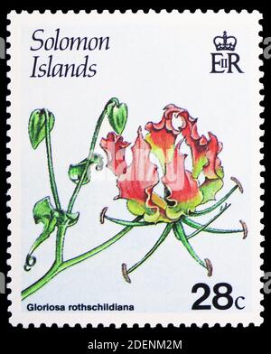 MOSKAU, RUSSLAND - 28. JUNI 2020: Briefmarke gedruckt auf Salomonen zeigt Gloriosa rothschildiana, Blumenpflanzenserie, um 1987 Stockfoto