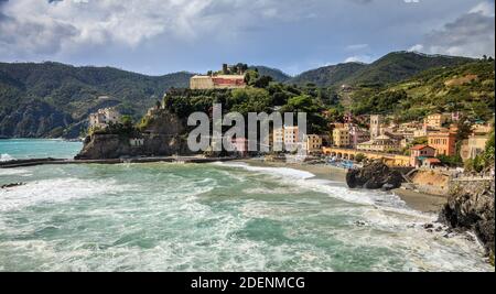 Landschaftlich schöner Blick auf das Dorf Monterosso in Cinque Terre Nationalpark in Italien Stockfoto