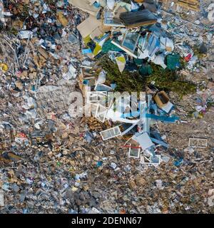Luftaufnahme der Müllkippe mit verschiedenen Arten von Abfällen. Holz- und Plastikmüll. Fensterrahmen. Deponie der großen Stadt. Stockfoto