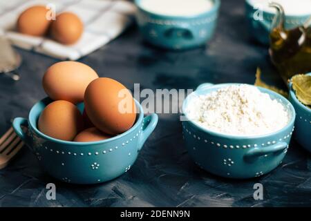 Vorbereitungen für die Herstellung von frischem selbstgebackenem Brot. Zutaten für die Brotherstellung Stockfoto