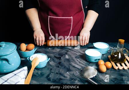 Vorbereitungen für die Herstellung von frischem selbstgebackenem Brot. Zutaten für die Brotherstellung Stockfoto