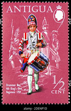 MOSKAU, RUSSLAND - 28. JUNI 2020: Briefmarke gedruckt in Antigua zeigt Schlagzeuger Boy, 4. King's Own Regiment (1759), Militäruniformserie, um 197 Stockfoto