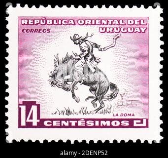 MOSKAU, RUSSLAND - 28. JUNI 2020: Briefmarke gedruckt in Uruguay zeigt Gaucho Einbrechpferd, Definitives - Country Motives Serie, um 1954 Stockfoto