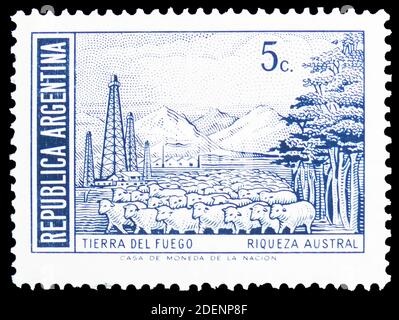 MOSKAU, RUSSLAND - 28. JUNI 2020: Die in Argentinien gedruckte Briefmarke zeigt Tierra del Fuego (Schafherde) - Riqueza Austral, Persönlichkeiten und Landsca Stockfoto