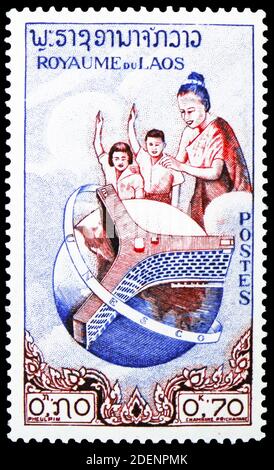 MOSKAU, RUSSLAND - 28. JUNI 2020: Briefmarke gedruckt in Laos zeigt UNESCO-Gebäude, Paris, Frankreich, Einweihung der UNESCO-Bauserie, um 1958 Stockfoto