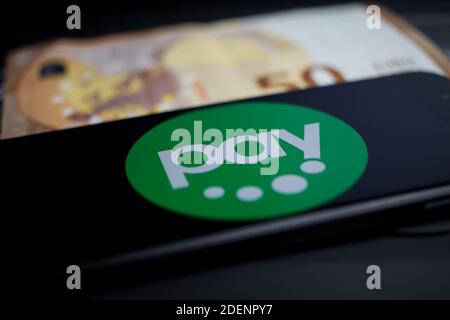 Viersen, Deutschland - 9. April. 2020: Nahaufnahme des Handybildschirms mit Logo-Schriftzug des paydirekt Payment Providers auf Computertastatur, verschwommener Euro Stockfoto