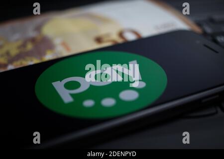 Viersen, Deutschland - 9. April. 2020: Nahaufnahme des Handybildschirms mit Logo-Schriftzug des paydirekt Payment Providers auf Computertastatur, verschwommener Euro Stockfoto