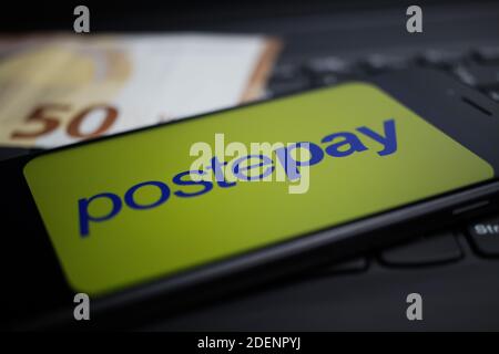 Viersen, Deutschland - 9. April. 2020: Nahaufnahme des Handybildschirms mit Logo-Schriftzug des Postepay Payment Providers auf Computertastatur, verschwommener Euro Stockfoto