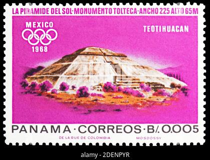 MOSKAU, RUSSLAND - 28. JUNI 2020: Briefmarke gedruckt in Panama zeigt Pyramide der Sonne von Teotihuacan (um 510 n. Chr.), Olympische Sommerspiele 1968, Mexiko Stockfoto