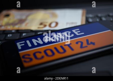 Viersen, Deutschland - 9. April. 2020: Nahaufnahme des Handybildschirms mit Logo-Schriftzug des FinanceScout24 Vergleichsportals auf Computertastatur, 50 EUR Stockfoto