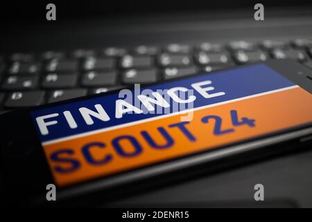 Viersen, Deutschland - 9. April. 2020: Nahaufnahme des Handybildschirms mit Logo-Schriftzug des FinanceScout24 Vergleichsportals auf Computertastatur, 50 EUR Stockfoto