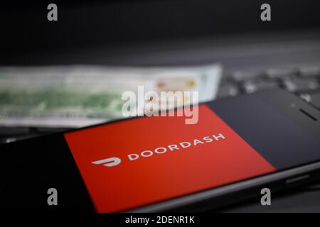 Viersen, Deutschland - 9. April. 2020: Nahaufnahme des Handybildschirms mit Logo-Schriftzug des Doordash Payment Providers auf der Computertastatur Stockfoto
