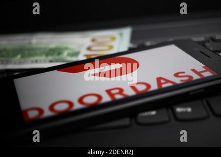 Viersen, Deutschland - 9. April. 2020: Nahaufnahme des Handybildschirms mit Logo-Schriftzug des Doordash Payment Providers auf der Computertastatur Stockfoto