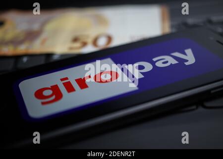 Viersen, Deutschland - 9. April. 2020: Nahaufnahme des Handybildschirms mit Logo-Schriftzug des giropay Payment Providers auf der Computertastatur Stockfoto