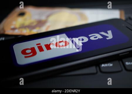 Viersen, Deutschland - 9. April. 2020: Nahaufnahme des Handybildschirms mit Logo-Schriftzug des giropay Payment Providers auf der Computertastatur Stockfoto