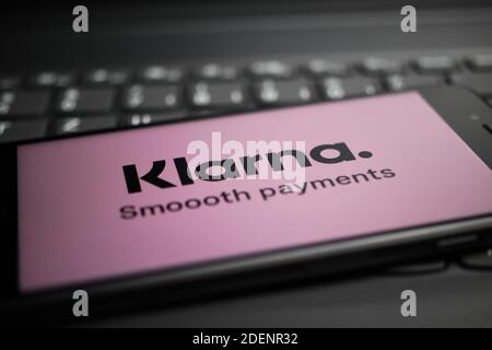 Viersen, Deutschland - 9. April. 2020: Nahaufnahme des Handybildschirms mit Logo-Schriftzug des Klarna Payment Providers auf der Computertastatur Stockfoto