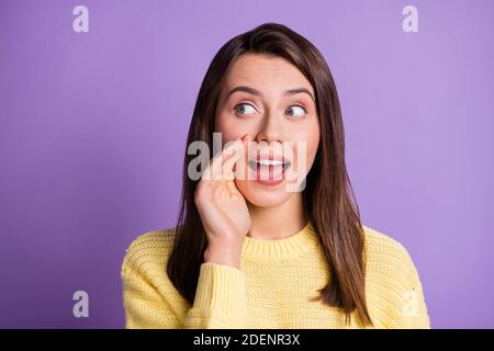 Foto-Porträt von hübschen Mädchen erzählen geheime Informationen Klatsch halten Hand in der Nähe Gesicht isoliert auf lebendige lila Farbe Hintergrund Stockfoto