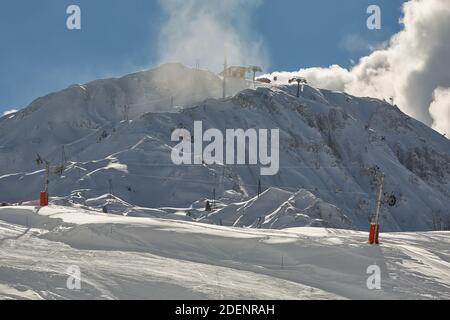 Bergskihänge, verschneite Alpenlandschaft Stockfoto