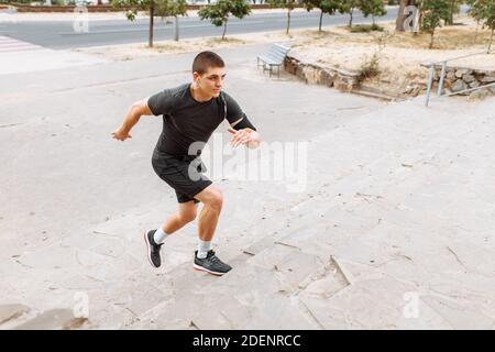 Morgen-Training, Joggen auf der Treppe oben, Mann läuft Stockfoto