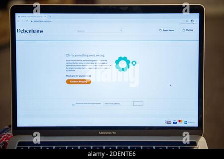 Glasgow, Schottland, Großbritannien. Dezember 2020. Im Bild: Die COVID-Pandemie beißt wieder, als der britische Einkaufsriese Deahnams ankündigt, nach 242 Jahren im Geschäft nach aufeinander folgenden Jahren schlechten Handels seine Türen zu schließen. Die Website Debenhams.com stellt Online-Käufer automatisch in eine virtuelle Warteschlange. Doch aufgrund der massiven Nachfrage an diesem Abend stürzt die Website ab und schießt Online-Nutzer wieder aus und in den Anfang der virtuellen Warteschlange. Quelle: Colin Fisher/Alamy Live News Stockfoto