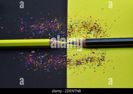 Schwarz-gelbe Bleistifte auf Rückseite, Konzeptfoto des Meetings Stockfoto