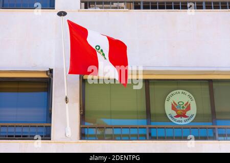 Valencia, Spanien. 27. September 2020: Flagge und Wappen des Konsulats der Republik Peru an der Fassade eines Gebäudes im Stadtzentrum Stockfoto