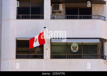 Valencia, Spanien. 27. September 2020: Flagge und Wappen des Konsulats der Republik Peru an der Fassade eines Gebäudes im Stadtzentrum Stockfoto