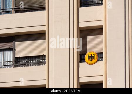 Valencia, Spanien. 27. September 2020: Zeichen des Konsulats der Bundesrepublik Deutschland im Fenster eines Gebäudes in der Innenstadt Stockfoto