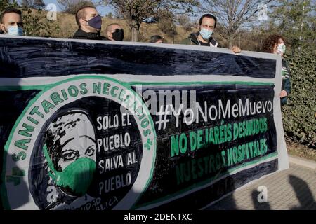 Madrid, Spanien, 01/12/2020.- Mitglieder der Sanitarios necessary Plattform demonstrieren vor dem Pandemic Hospital während seiner Einweihung, fordern die Beauftragung von mehr Ärzten und zur Verteidigung der öffentlichen Gesundheit.Einweihung des neuen Isabel Zendal Hospital in Madrid: 80,000 Quadratmeter, 1,000 Betten und 50 Intensivstationen (Intensivstationen) die Präsidentin der Gemeinde Madrid, Isabel Díaz Ayuso, hat den Vorsitz über die Einweihung des neuen Notrufzentrums Isabel Zendal in Valdebebas, Madrid, das in drei Monaten gebaut wurde und noch unfertig und ohne das notwendige Personal und Witz ist Stockfoto