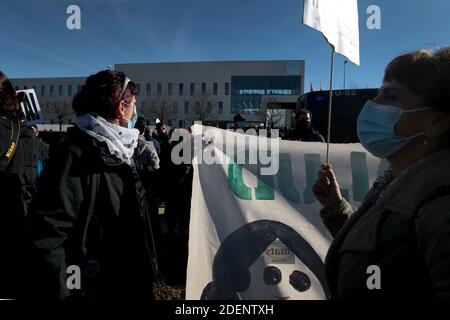 Madrid, Spanien, 01/12/2020.- Mitglieder der Sanitarios necessary Plattform demonstrieren vor dem Pandemic Hospital während seiner Einweihung, fordern die Beauftragung von mehr Ärzten und zur Verteidigung der öffentlichen Gesundheit.Einweihung des neuen Isabel Zendal Hospital in Madrid: 80,000 Quadratmeter, 1,000 Betten und 50 Intensivstationen (Intensivstationen) die Präsidentin der Gemeinde Madrid, Isabel Díaz Ayuso, hat den Vorsitz über die Einweihung des neuen Notrufzentrums Isabel Zendal in Valdebebas, Madrid, das in drei Monaten gebaut wurde und noch unfertig und ohne das notwendige Personal und Witz ist Stockfoto