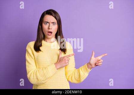 Foto-Porträt von verärgert Frau mit zwei Fingern auf Copyspace Isoliert auf lebhaft violettem Hintergrund Stockfoto