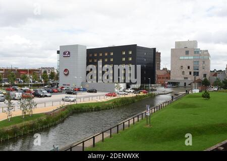 Walsall Kanal in den West Midlands mit Premier Inn Hotel Und Brewers Fayre bei Walsall in West Midlands UK Stockfoto