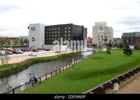 Walsall Kanal in den West Midlands mit Premier Inn Hotel Und Brewers Fayre bei Walsall in West Midlands UK Stockfoto