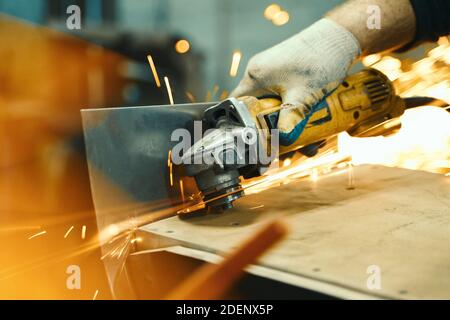 Metallbearbeitung mit Winkelschleifer. Funken in der Metallbearbeitung Stockfoto