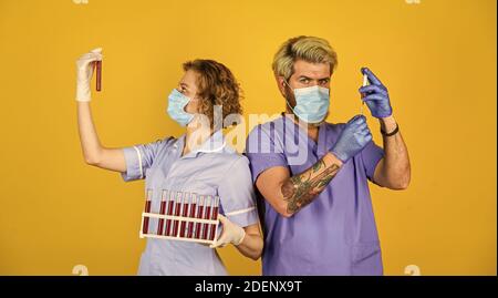 Arzt in medizinische Maske bereit, Injektion zu machen. Stop Coronavirus. Virus-Infektion Injektion Impfstoff. Ärzte tragen Atemschutzmaske. Zur Behandlung von Patienten Stockfoto