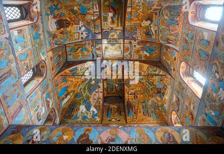 ROSTOW WELIKI, RUSSLAND - 12. MAI 2019: Kirche des Erlösers auf dem Seny im Rostower Kreml. Malerei der Decke auf biblische Themen Stockfoto