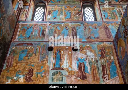 ROSTOW WELIKI, RUSSLAND - 12. MAI 2019: Kirche des Erlösers auf dem Seny im Rostower Kreml. Die Nordwand der Kirche mit Fresken von biblica Stockfoto