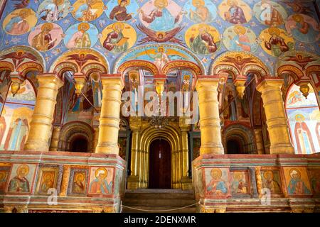 ROSTOW WELIKI, RUSSLAND - 12. MAI 2019: Kirche des Erlösers auf dem Seny im Rostower Kreml. Der Altar des Tempels Wandmalereien mit verschiedenen Heiligen Stockfoto