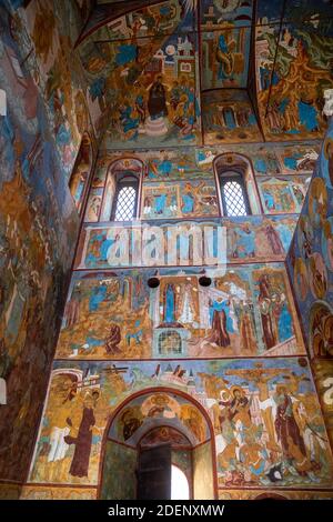 ROSTOW WELIKI, RUSSLAND - 12. MAI 2019: Kirche des Erlösers auf dem Seny im Rostower Kreml. Die Decke und Wände des Tempels sind mit Lätzchen bemalt Stockfoto