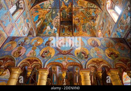 ROSTOW WELIKI, RUSSLAND - 12. MAI 2019: Kirche des Erlösers auf dem Seny im Rostower Kreml. Die Wände und die Decke des Tempels mit Fresken auf Lätzchen Stockfoto