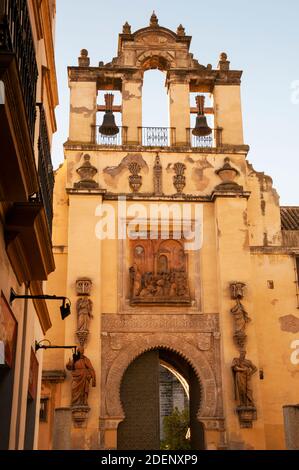 Maurischer Bogen und spanischer Glockenturm der Puerta del Perdón oder die Tür der Vergebung, Sevilla Kathedrale, Sevilla, Spanien. Stockfoto